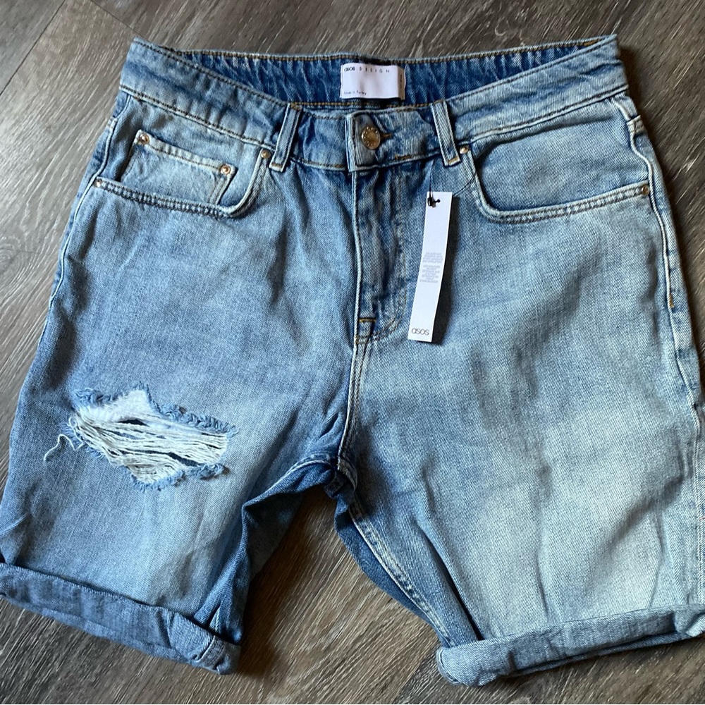 ASOS Men’s 10” length Light Wash Distressed Denim Shorts Size 32